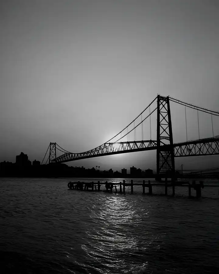 Imagem da Ponte Hercílio Luz, vista de quem está na ilha.